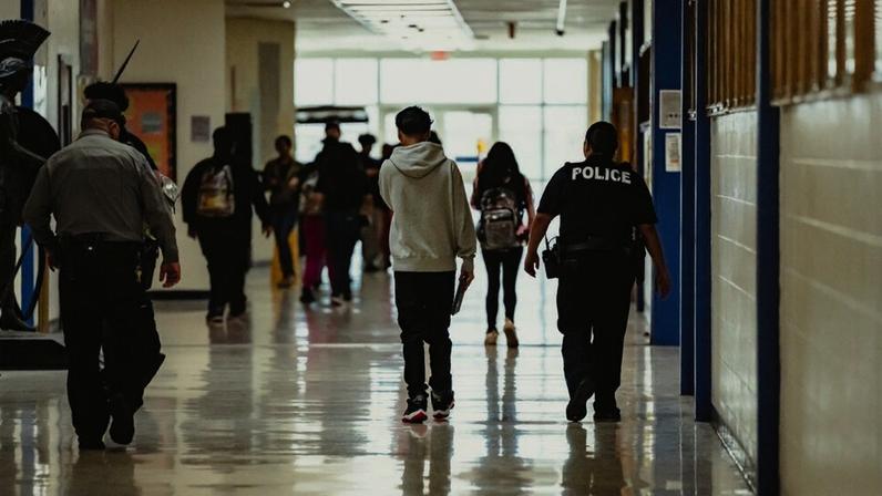 En Texas, casi 400 distritos escolares tienen sus propios departamentos de policía, más que en todos los demás estados de EE. UU. juntos. Agentes en todo el estado han sujetado, derribado y paralizado con pistolas eléctricas a alumnos.