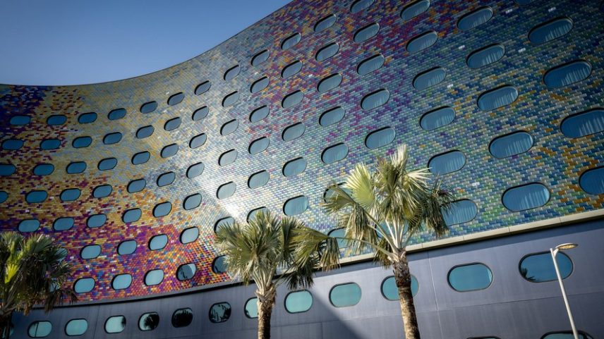 A fachada do hotel Stella Nova é composta por milhares de painéis refletores que revelam diferentes cores conforme a hora do dia ou até mesmo as condições climáticas