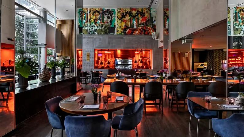 O lounge do Hotel Pullman Vila Olímpia se torna palco de experiências relacionadas a arte, a gastronomia e as festividades