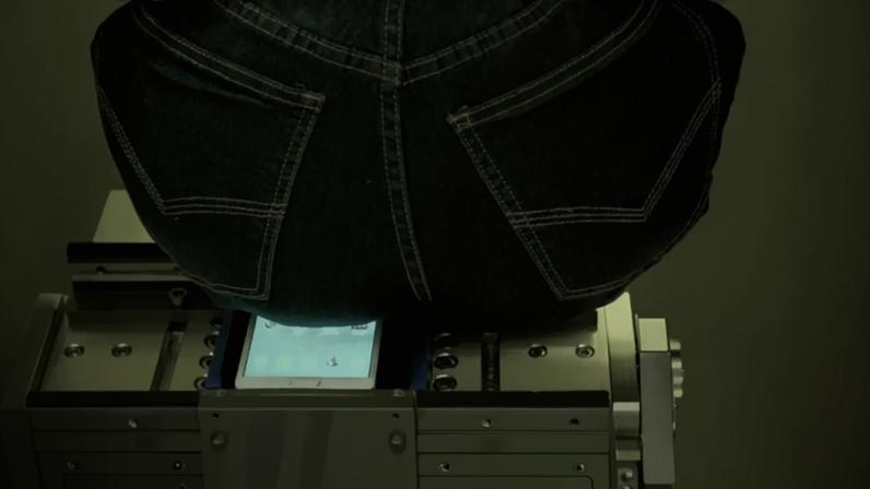 Fotografia do robô da Samsung no formato de bunda para testar a durabilidade de seus celulares.