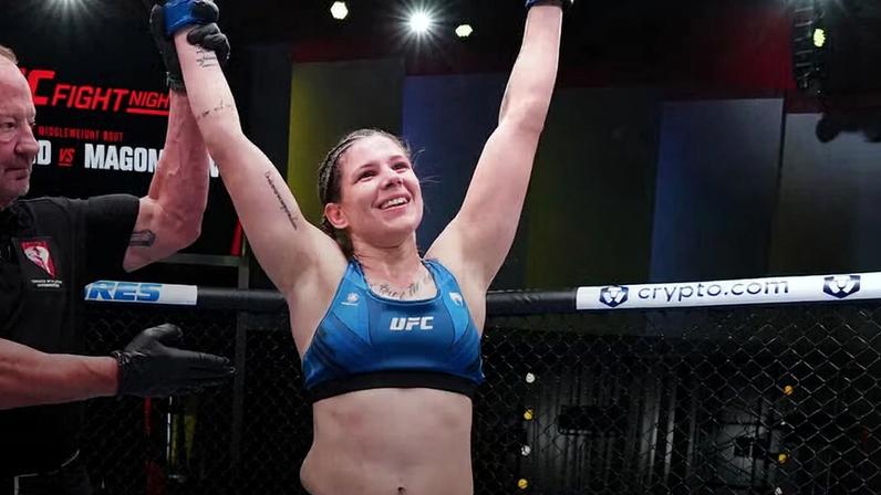 Karol Rosa comemora a vitória no UFC Vegas 76. (Foto por Chris Unger/Zuffa LLC)