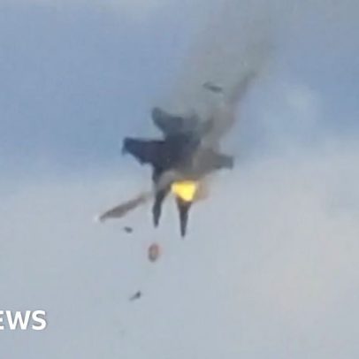 Dois caças se chocam no ar durante show aéreo nos EUA