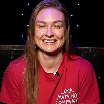 Irmã de estrela do Eurovision celebra com orgulho