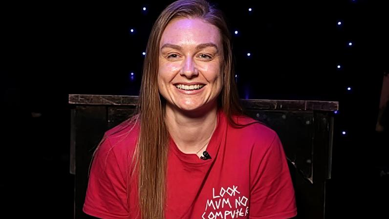 Irmã de estrela do Eurovision celebra com orgulho
