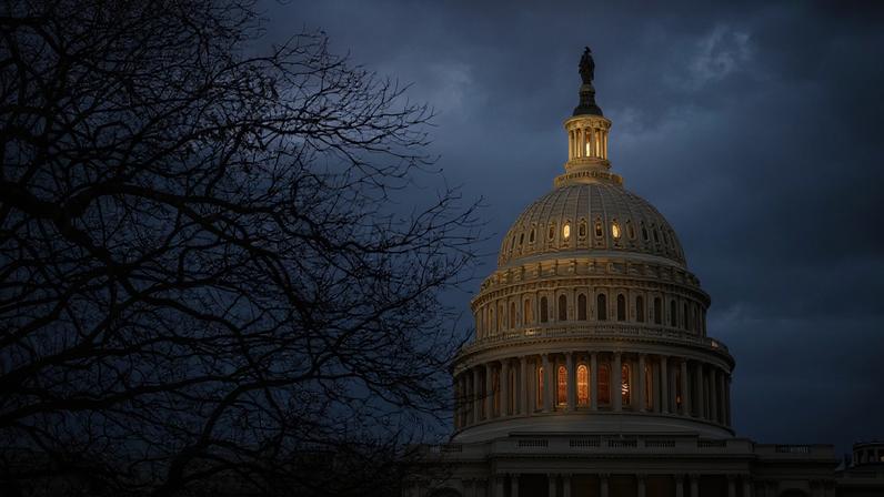 EUA Estados Unidos Capitólio Política internacional Justiça Governo Americano - The U.S. Capitol stands at night in the background as a red light is displayed on a traffic signal in Washington, D.C., U.S., on Thursday, Feb. 28, 2013. Democrats and Republi
