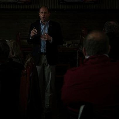 Trump apoia Andy Barr ao Senado após saída de candidato apoiado por Musk