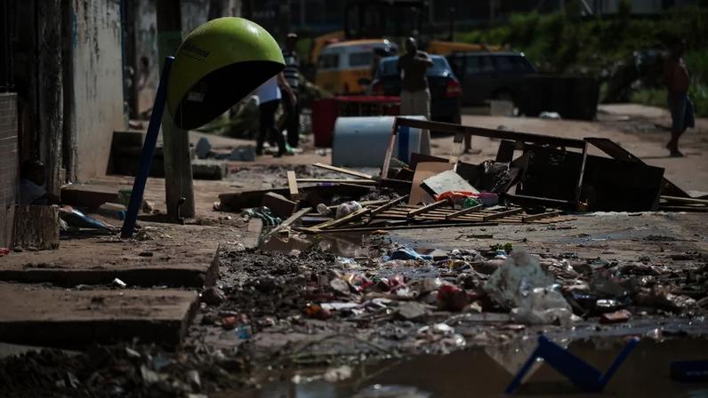 Taboão da Serra - Moradores do município da região metropolitana de São Paulo, limpam suas casas e tentam recuperar o que restou depois das fortes chuvas da noite de ontem (22) (Marcelo Camargo/Agência Brasil)