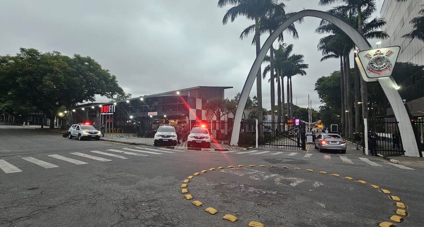 Policiamento reforçado no Parque São Jorge para a reunião do Conselho Deliberativo — Foto: Yago Rudá