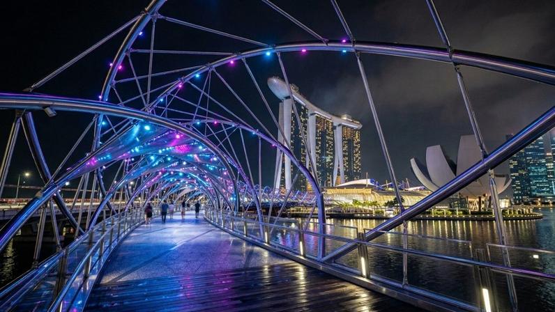 Ponte de pedestres com design futurista em dupla hélice que imita a estrutura do DNA – Créditos: depositphotos.com / stelario