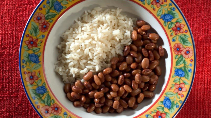Fotografia de um prato de arroz e feijão.
