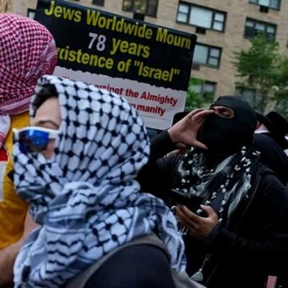 Manifestantes pró-Palestina e pró-Israel se reúnem em frente a sinagoga