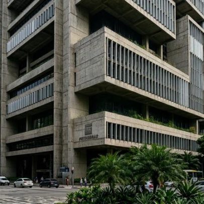 Edifício modernista de 1974, retangular, domina o horizonte do centro do Rio