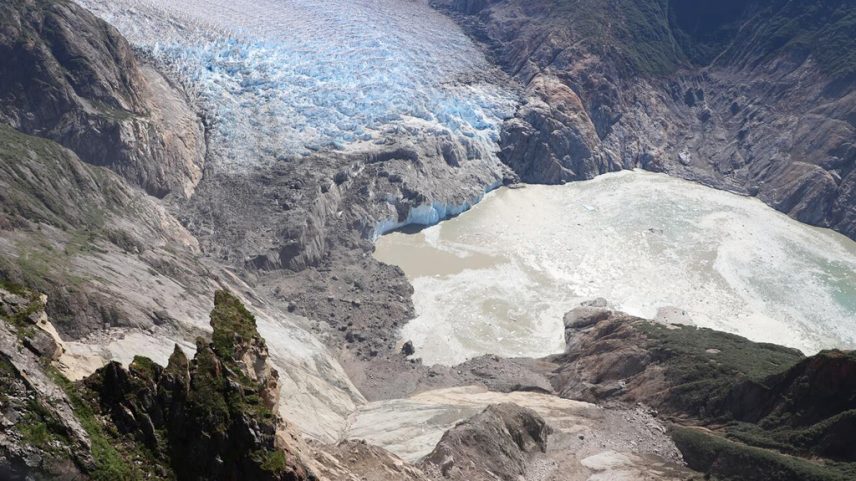 Fotografia aérea oblíqua do deslizamento de terra de 10 de agosto de 2025. A direção da imagem é para o sul.