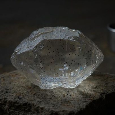 Cristal de quartzo de 500 milhões de anos exibe dupla ponta de brilho