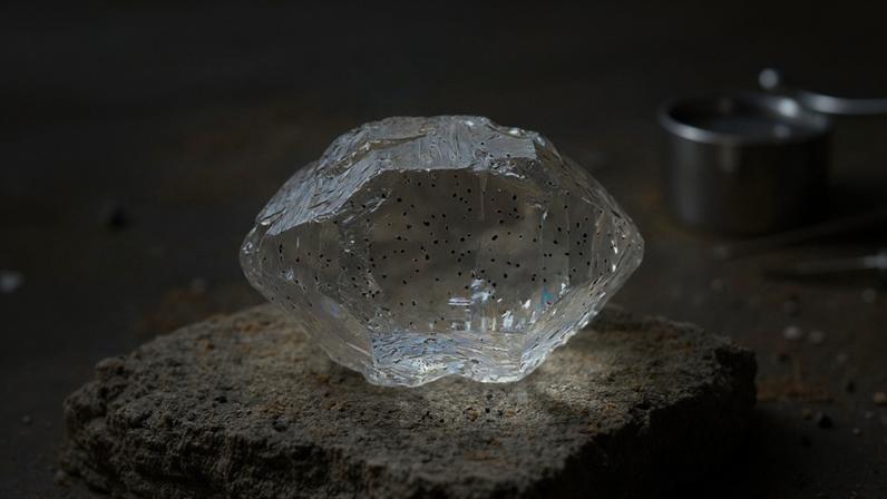 Cristal de quartzo de terminação dupla com brilho semelhante ao diamante encontrado em Nova York