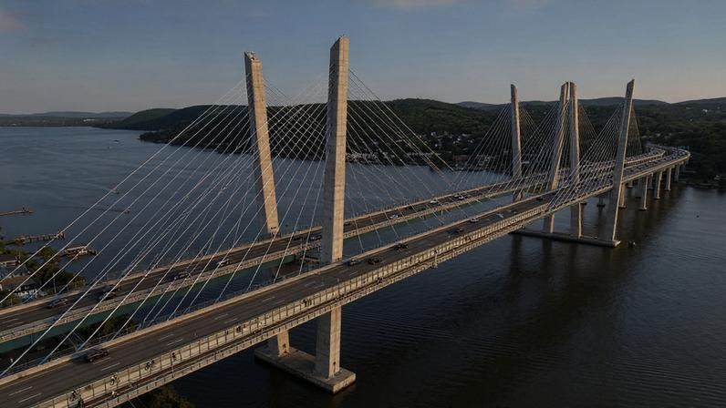 Ponte estaiada dupla com arquitetura moderna sobre o rio Hudson nos Estados Unidos – Créditos: depositphotos.com / demerzel21