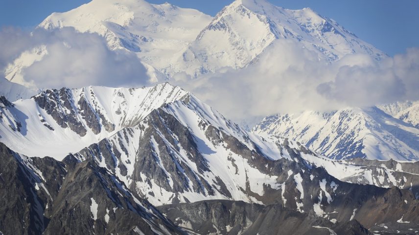Monte McKinley onde alpinistas morreram no Alasca visto da área remota