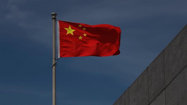 Foto colorida de bandeira da China para matéria sobre o país