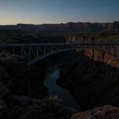 Ponte-árco de 142 m sobre o Rio Colorado, inaugurada em 1929