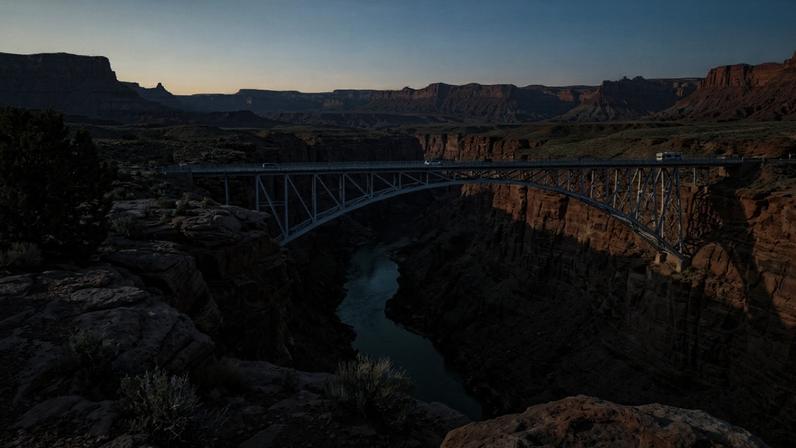 Ponte histórica em arco metálico de alta inclinação sobre o cânion do rio Colorado nos EUA – Créditos: depositphotos.com / CheriAlguire