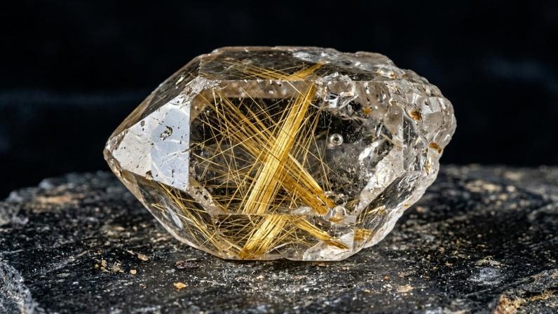 Esqueça o cristal liso, pois este quartzo com agulhas de rutilo de refração 2,62 brilha com filamentos dourados dentro da rocha – Créditos: depositphotos.com / Nastya22