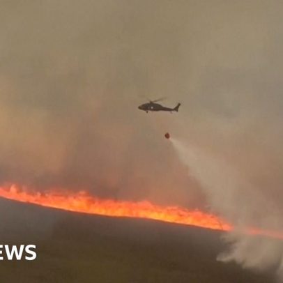 Bombeiros tentam conter incêndio de vegetação nos Everglades, Flórida