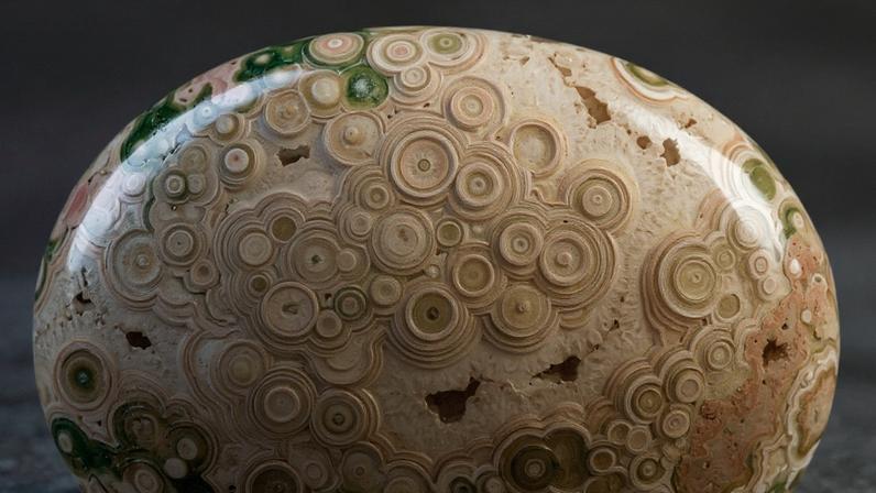 Pedra de jaspe orbicular com padrões esféricos coloridos extraída na costa de Madagascar – Créditos: depositphotos.com / bjphotographs
