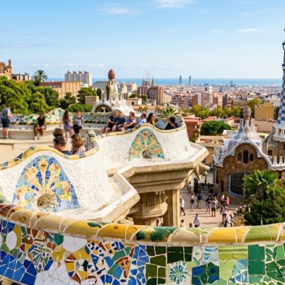 Parque colorido de Gaudí (17 ha) em Barcelona, marco do modernismo