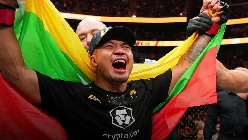 Joshua Van comemora a defesa de cinturão contra Tatsuro Taira na luta co-principal do UFC 328, em 9 de maio de 2026. (Foto por Chris Unger/Zuffa LLC)
