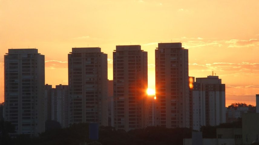Para a doença renal crônica, a exposição de longo prazo ao nível mais alto encontrado entre 2011 e 2021 aumentou consideravelmente o risco para indivíduos entre 19 e 50 anos e foi até 2,5 vezes maior para homens entre 51 e 75 anos