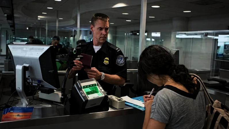Agente da alfândega dos EUA em aeroporto durante processo de imigração — Foto: James Tourtellotte/U.S. Departament of Homeland Security/ Divulgação