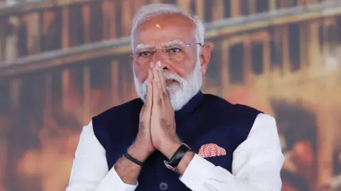 Modi pede trabalhar de casa e reduzir viagens ao exterior, Irã em guerra