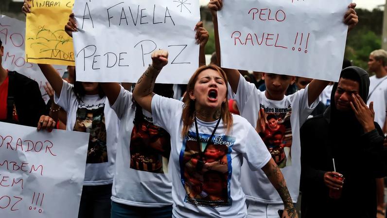 Sepultamento de vítima da Operação Contenção – a mais violenta e letal da capital fluminense, que deixou mais de 120 mortos - Joédson Alves/Agência Brasil