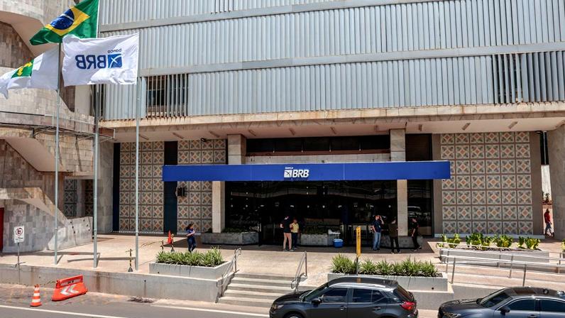 Brasília (DF), 19/11/2025 – Fachada do prédio do banco de Brasília (BRB). Em março de 2025, o conselho do Banco BRB aprovou a compra de 58% do capital do Banco Master, valor estimado em R$ 2 bilhões. O acordo previa que o BRB, uma sociedade de capital e controlada majoritariamente pelo Governo do Distrito Federal (GDF) Foto: Joédson Alves/Agência Brasil