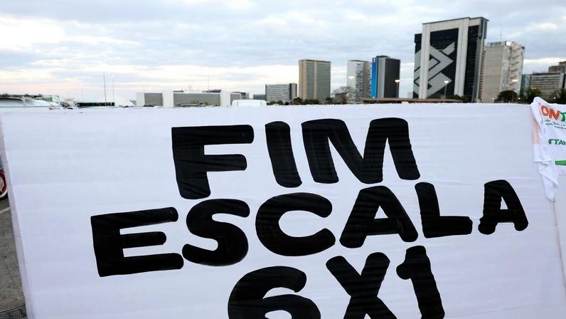 Brasília (DF), 10/07/2025 - Protesto à atuação do Congresso Nacional na justiça tributária com a taxação dos super ricos, fim da escala 6×1 e a isenção de Imposto de Renda para quem ganha até R$ 5 mil, realizado na Rodoviária de Brasília. Foto: Valter Campanato/Agência Brasil