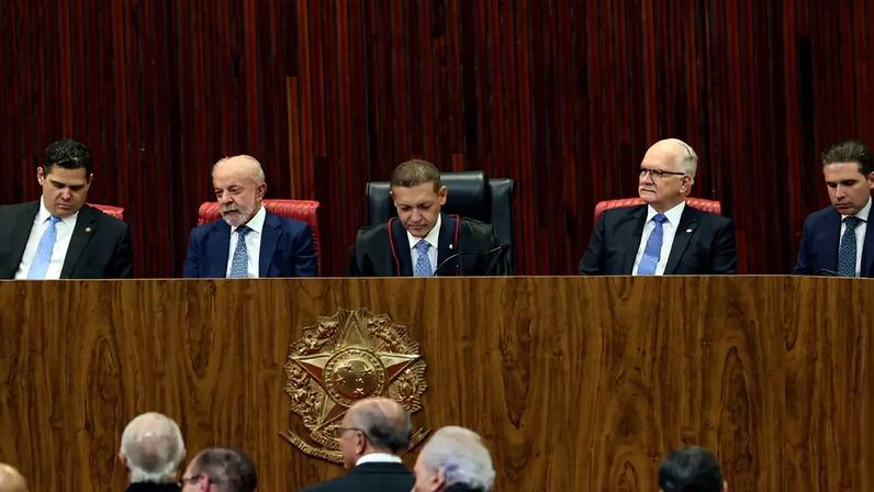 12 de maio de 2026 - Presidente da República, Luiz Inácio Lula da Silva, ao lado do ministro, Kassion Nunes Marques, durante cerimônia de posse do novo presidente do TSE. Foto: Valter Campanato/Agência Brasil