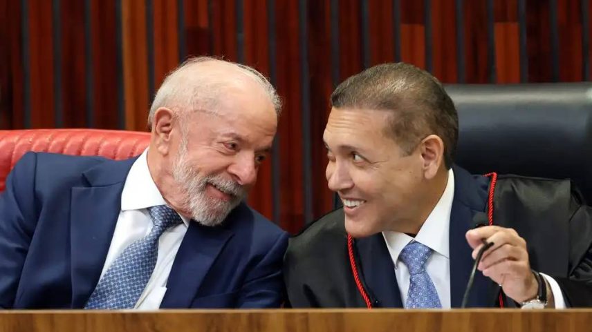 12 de maio de 2026 - Presidente da República, Luiz Inácio Lula da Silva, conversa com o ministro, Kassion Nunes Marques, durante cerimônia de posse do novo presidente do TSE. Foto: Valter Campanato/Agência Brasil
