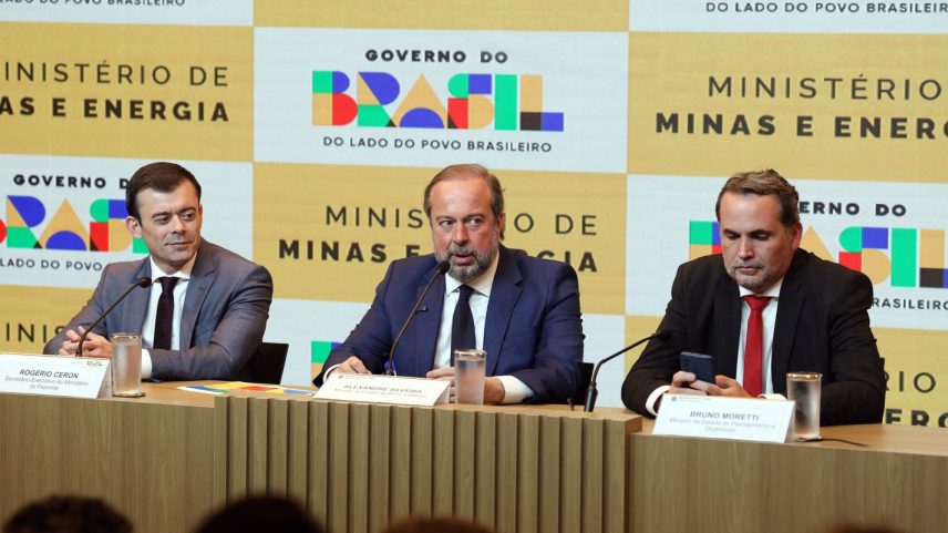 Brasília (DF), 13/05/2026 - Secretário-Executivo do Ministério da Fazenda, Rogério Ceron, o ministro de Minas e Energia, Alexandre Silveira, e o ministro do Planejamento e Orçamento, Bruno Moretti, durante coletiva para anunciar novas ações de enfrentamento aos efeitos da guerra sobre o setor de combustíveis no Brasil. Foto: Valter Campanato/Agência Brasil