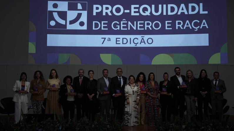 Brasília (DF), 25/05/2026 - Cerimônia de entrega do Selo Pró-Equidade de Gênero e Raça. Criado em 2005, o Programa Pró-Equidade de Gênero e Raça chega à sua 7ª edição consolidado como uma ferramenta estratégica para a promoção da justiça social e da cidadania plena no mundo do trabalho. A iniciativa busca incentivar médias e grandes empresas a adotarem práticas de equidade em suas estruturas organizacionais, especialmente nas áreas de gestão de pessoas e recursos humanos, promovendo mudanças institucionais que contribuam para a redução das desigualdades e para o fortalecimento de ambientes corporativos mais inclusivos. Foto: Valter Campanato/Agência Brasil
