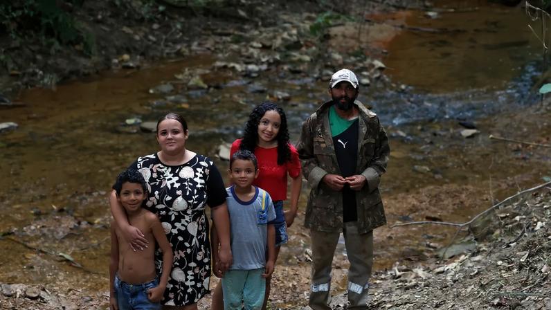 Mayara Soares e seus familiares, moradores do Quilombola Antinha de Baixo no Santo Antônio do Descoberto.
