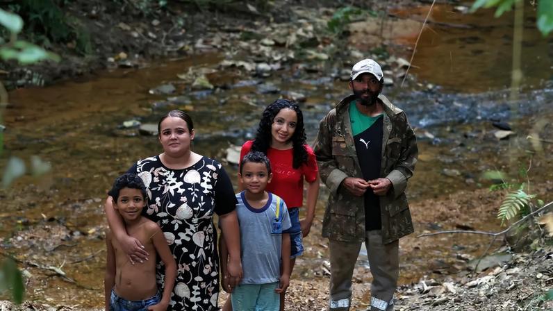 Mayara Soares e seus familiares, moradores do Quilombola Antinha de Baixo no Santo Antônio do Descoberto.