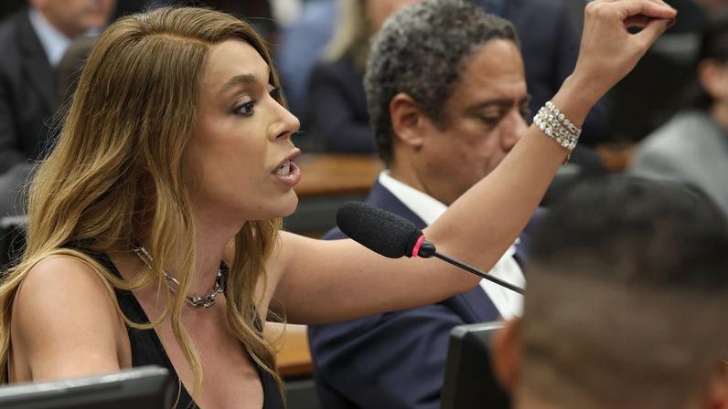 Brasília-DF – 15/04/2026 – Reunião da Comissão de Constituição e Justiça (CCJ) da Câmara para leitura do relatório do deputado Paulo Azi da proposta de emenda à Constituição (PEC 221/2019) que reduz a jornada de trabalho a 36 horas. A oposição pediu vistas. ( Deputada Erika Hilton) Foto: Lula Marques/ Agência Brasil.