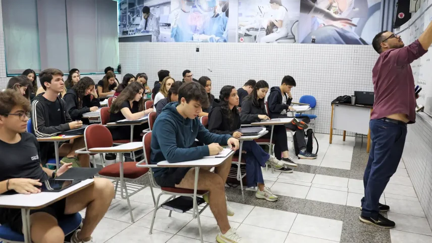 Brasília (DF), 24/10/2024 - Professor do colégio Galois, Samuel Rbeiro Costa, em sala de aula com alunos na preparação nos últimos dias antes da prova do Enem 2024. Foto: José Cruz/Agência Brasil