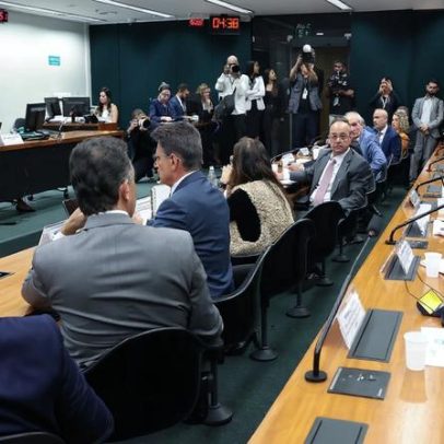 Pedido de vista adia votação da PEC que encerra a escala 6x1