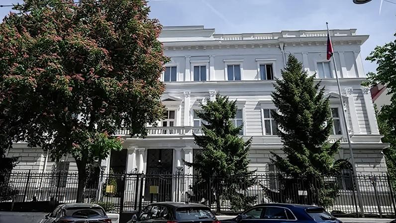 Antennas were found on the roof of the Russian embassy in Vienna, according to a verified report by the Austrian Broadcasting Corporation