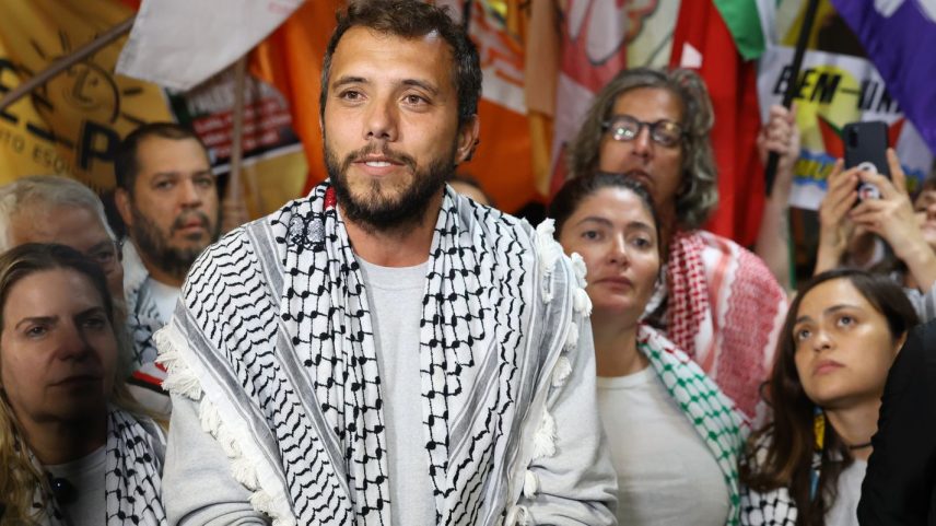 São Paulo (SP), 09/10/2025 - O ativista Thiago Ávila fala na chegada dos integrantes da delegação brasileira da Flotilha Global Sumud ao aeroporto internacional de Guarulhos. Foto: Rovena Rosa/Agência Brasil
