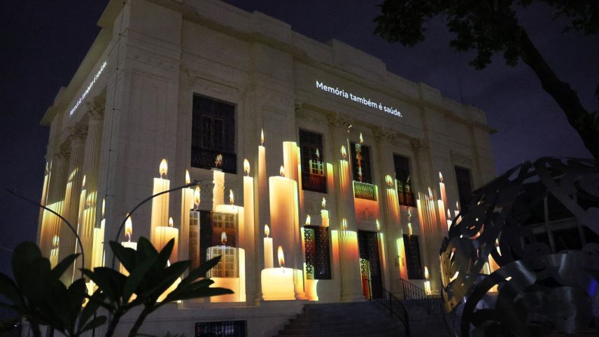 Projeção realizada pelo Ministério da Saúde em homenagem às vítimas da COVID-19 no Centro Cultural do Ministério da Saúde - CCMS na Praça XV.