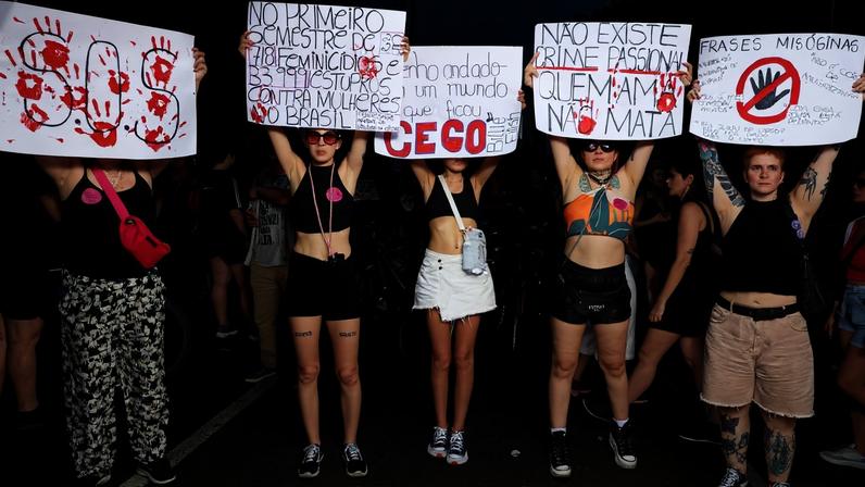 São Paulo (SP), 07/12/2015 - Ato nacional pelo fim da violência contra as mulheres, com o tema Basta de feminicídio. Queremos as mulheres vivas!, na Avenida Paulista. Foto: Rovena Rosa/Agência Brasil