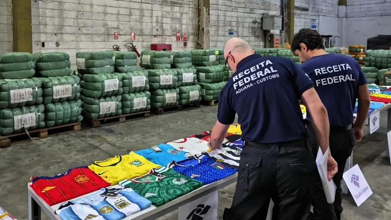 Receita Federal apreende camisas de futebol falsas no Porto de Santos