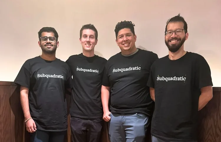 A equipe da Subquadratic celebra o lançamento do SubQ, novo modelo de linguagem que promete processar 12 milhões de tokens. Ao centro, os fundadores Justin Dangel (CEO) e Alexander Whedon (CTO) lideram o time de especialistas vindos de gigantes como Google DeepMind e Meta (Reprodução)
